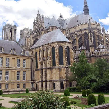 Apartment Spacieux & Central, Parking Prive Reims
